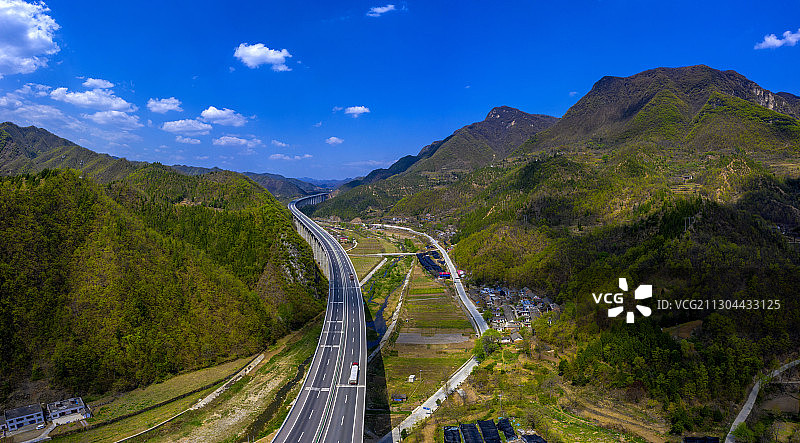 穿越在豫西山区的呼北高速公路图片素材