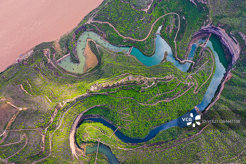 汇入黄河乾坤湾段的一支清流图片素材