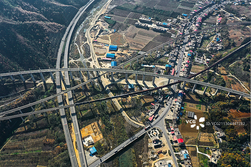 豫西山区铁路、公路交织出的图案美图片素材