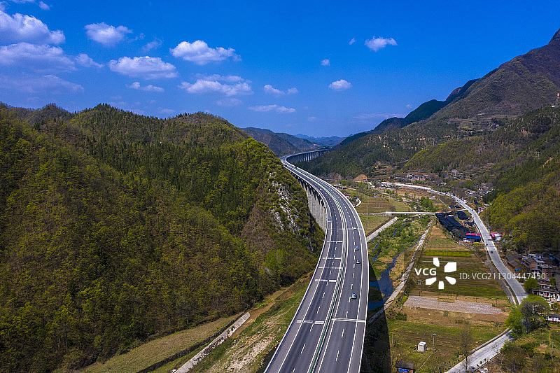 穿越在豫西山区的呼北高速公路图片素材