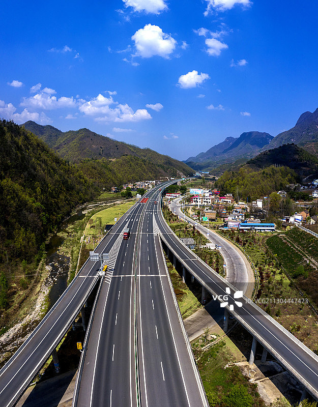 穿越在豫西山区的呼北高速公路图片素材