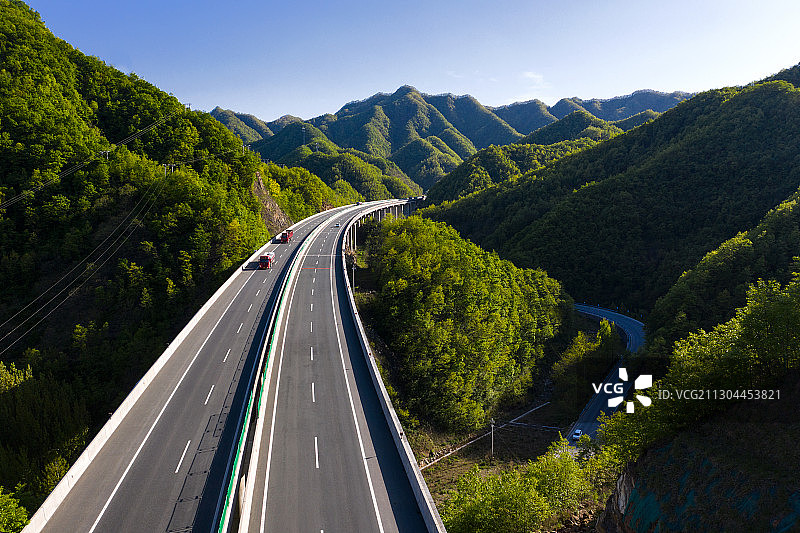 穿越在豫西山区崇山峻岭之间的呼北高速公路图片素材
