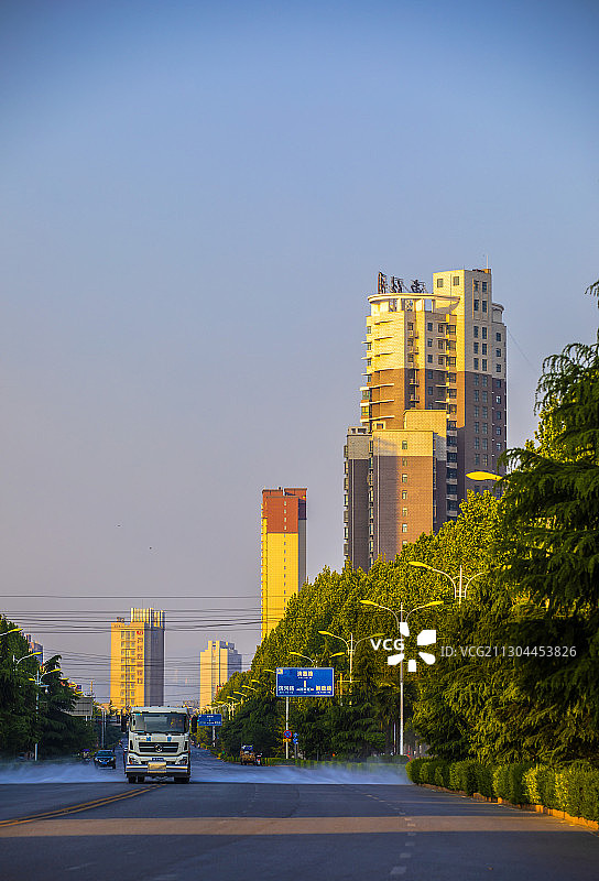 豫西山区小城晨起细“梳妆”图片素材