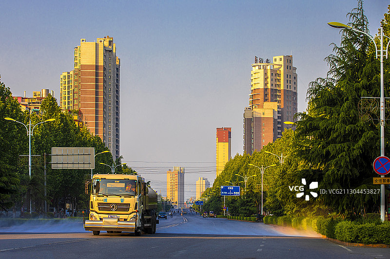 豫西山区小城晨起细“梳妆”图片素材