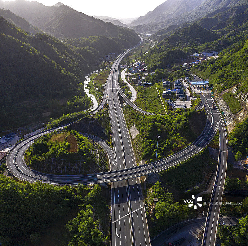 河南西部山区高速公路图片素材