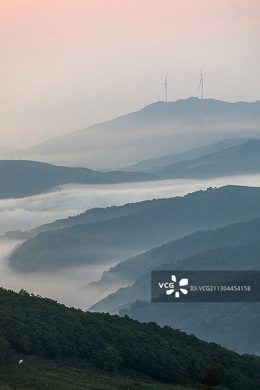河南三门峡：雨后伏牛山 水墨山水画图片素材