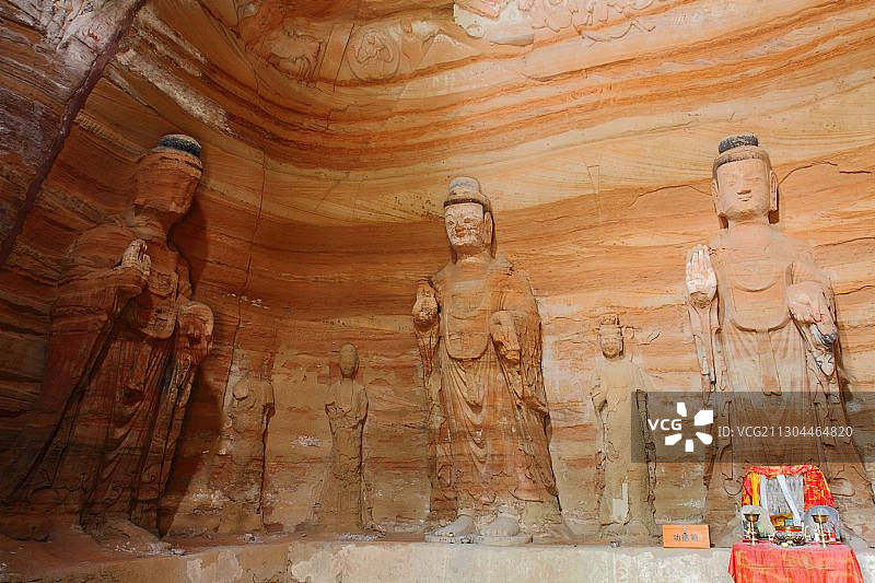甘肃省泾川县的南石窟寺图片素材
