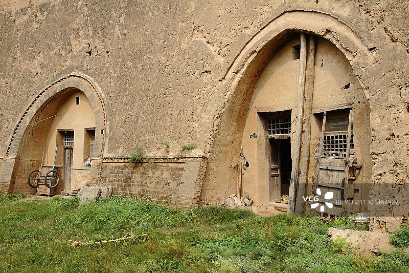 甘肃省庆阳市的窑洞图片素材