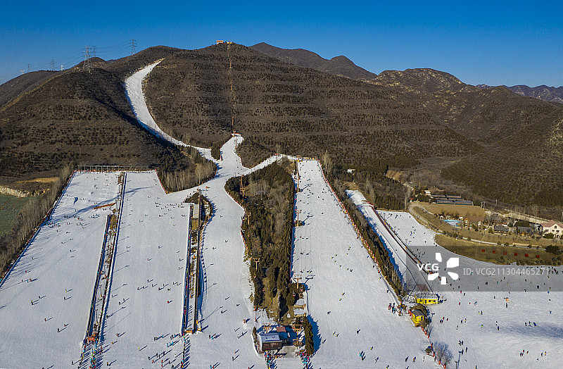 北京军都山滑雪场，位于昌平著名的小汤山温泉风景度假区图片素材
