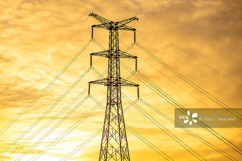 夕阳下的输电铁塔图片素材