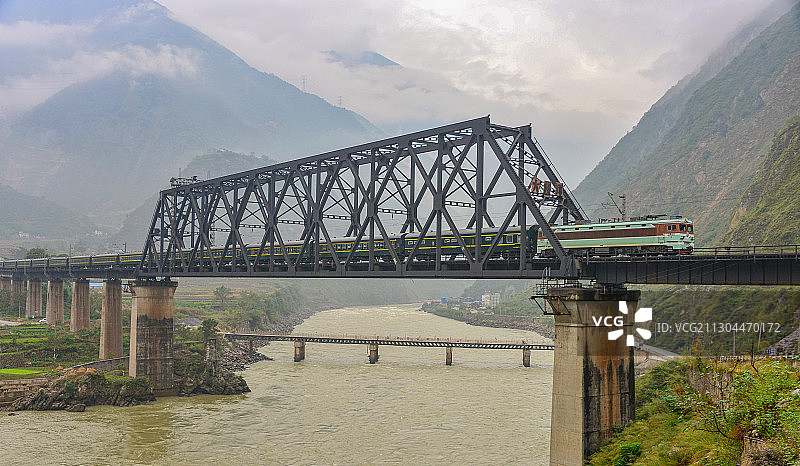 普雄-燕岗的5620次通过成昆线大渡河大桥图片素材