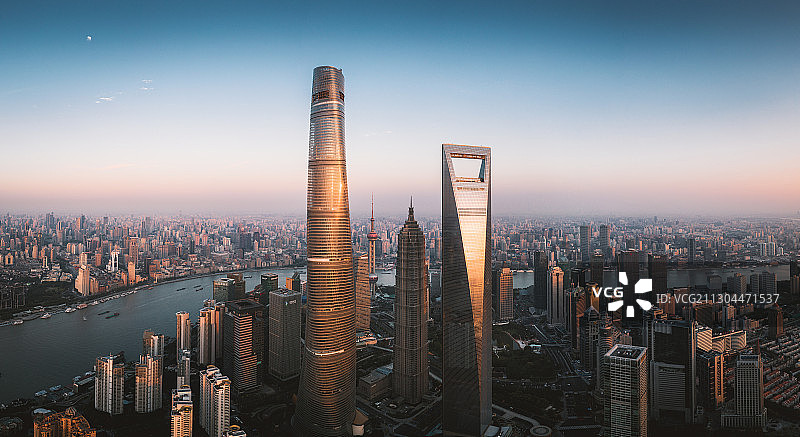 迎着朝阳的陆家嘴三剑客图片素材