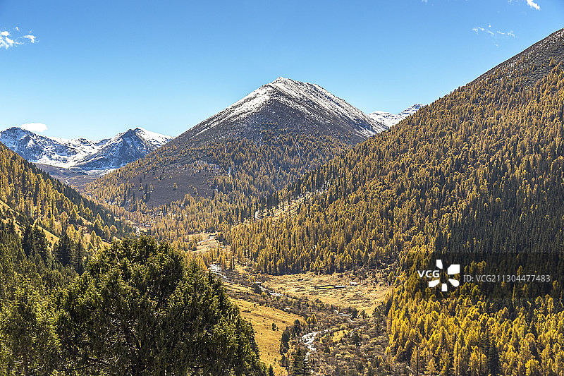 金秋蓝天下的金川情人海湖泊风光图片素材