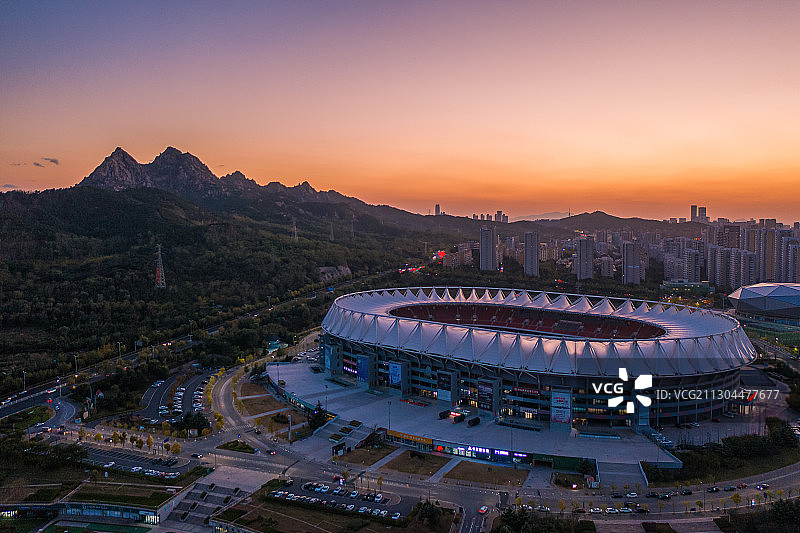 青岛国信体育中心与远处的浮山图片素材