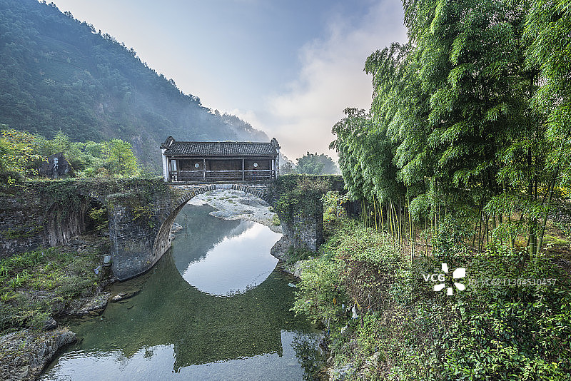 安徽黄山市休宁县古廊桥风光图片素材