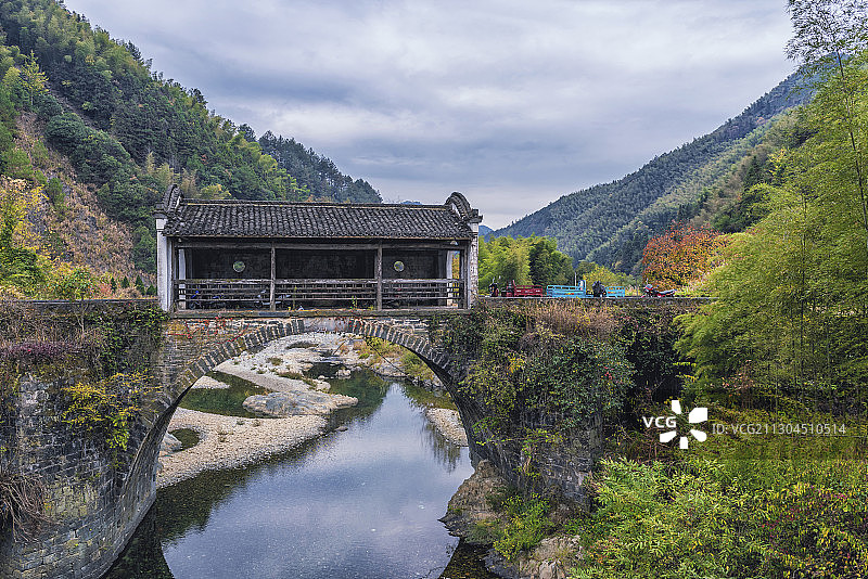黄山市休宁县古廊桥风光图片素材