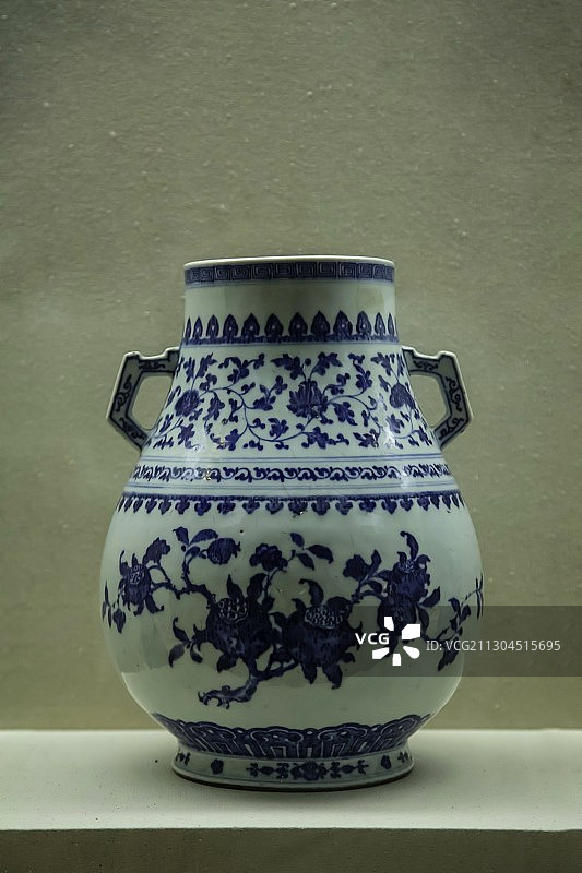 乾隆官窑青花缠枝花果樽图片素材