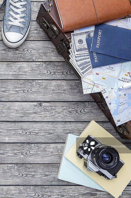 桌上擺放著各種出國旅行的用品图片素材