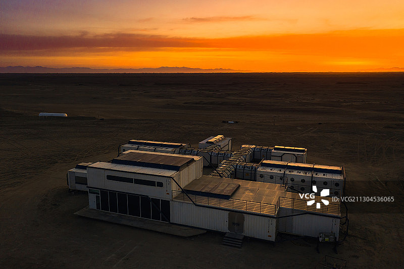 霞光下荒野中的营地图片素材