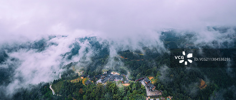 云雾包围中的十八洞村全景图片素材