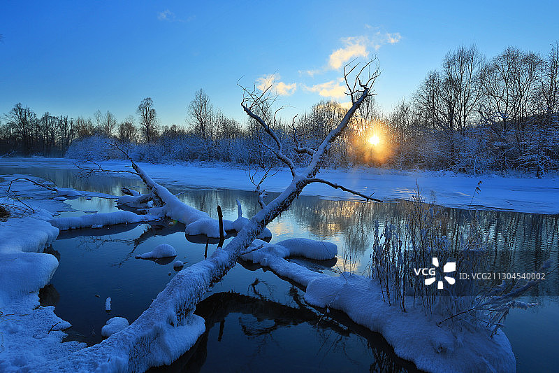 大兴安岭冬季不冻河冰雪风光图片素材