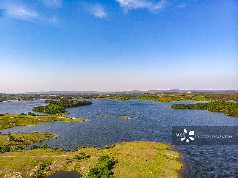 丘陵地形中水库图片素材