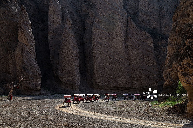 黄河石林大峡谷里的马车队图片素材