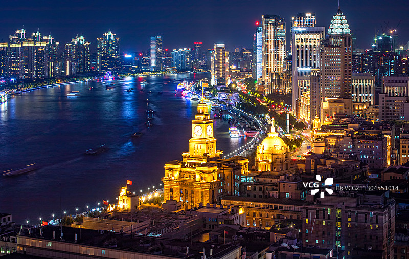 中国上海外滩黄浦江万国建筑博览群海关大楼浦发银行日落夜景火烧图片素材