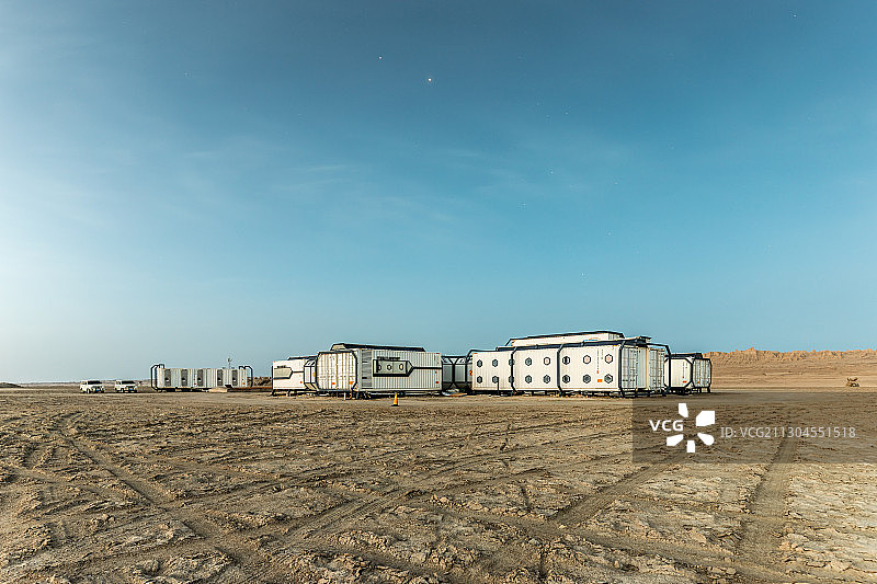 黎明前的荒漠营地图片素材