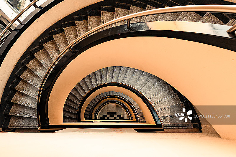 金色旋梯图片素材