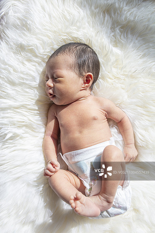 穿尿不湿新生婴儿全身像图片素材