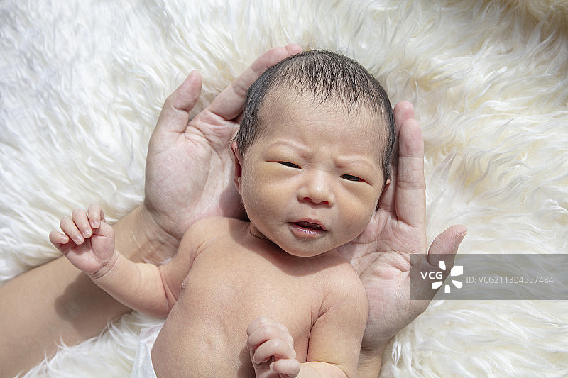 妈妈给新生婴儿按摩图片素材