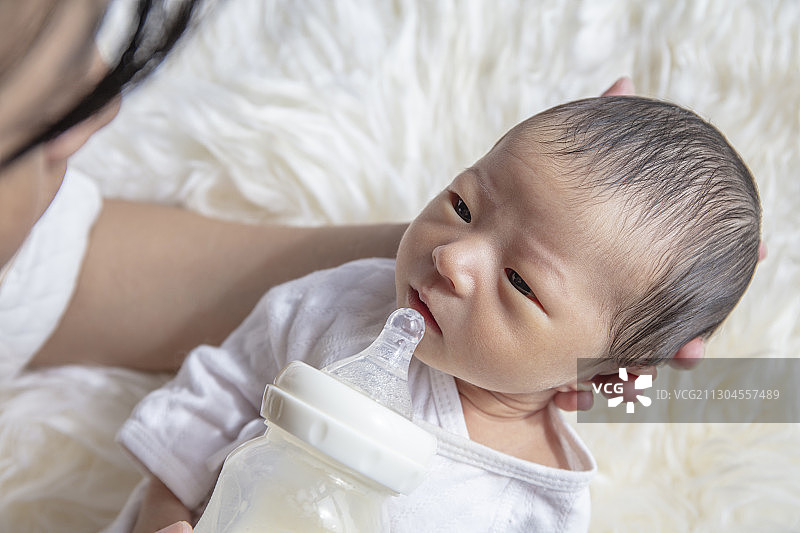 母亲喂养新生婴儿喝奶图片素材