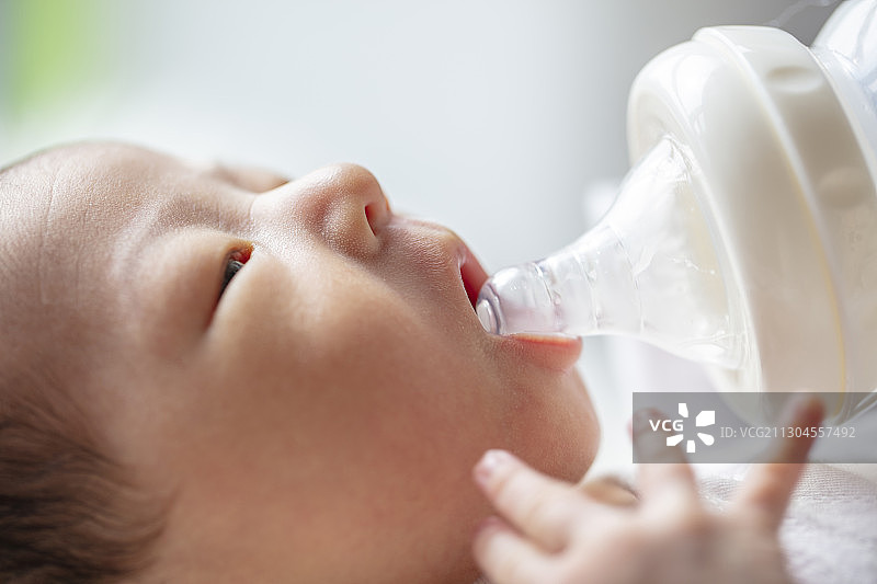 新生婴儿喝奶图片素材