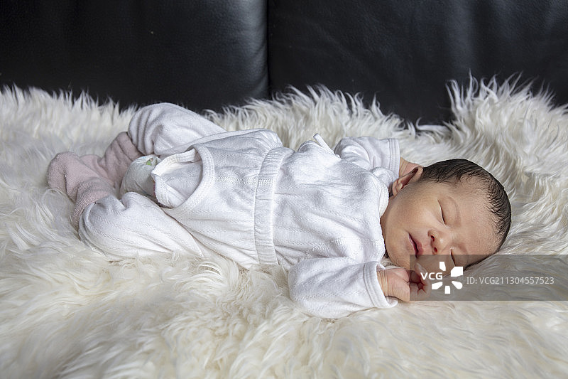 睡觉的新生婴儿图片素材