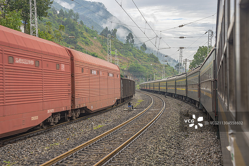 普雄-甘洛5620次成昆线阿寨站发车图片素材