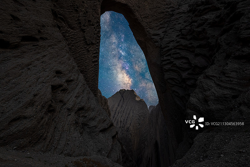 中国新疆阿图什天门，雄奇的自然景观图片素材