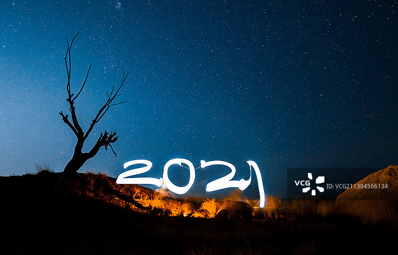星空下写下2021，迎接新的一年图片素材