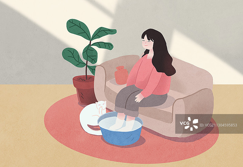 坐在沙发上泡脚的女生图片素材