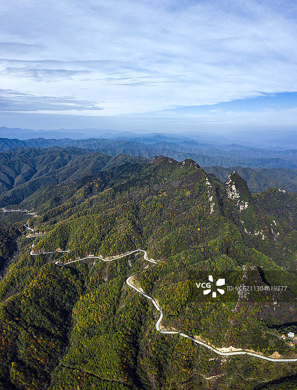 豫西伏牛山区蜿蜒的乡村公路图片素材