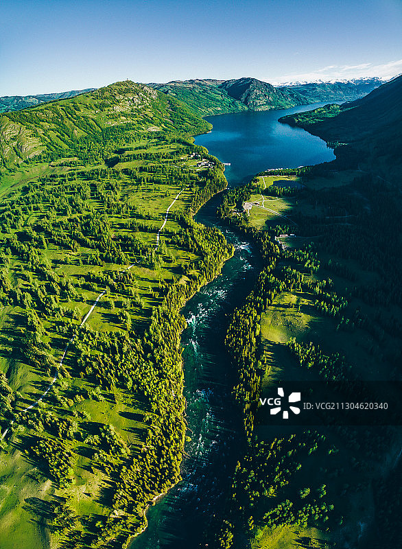 航拍新疆喀纳斯湖图片素材