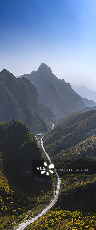 河南省西部山区的一段峡谷公路图片素材