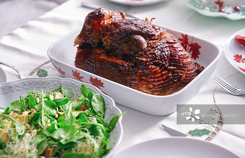 可以直接食用的蜂蜜釉面火腿，配上芝麻菜和菠菜沙拉图片素材