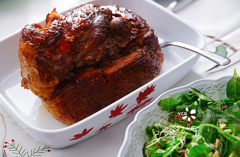 可以直接食用的蜂蜜釉面火腿，配上芝麻菜和菠菜沙拉图片素材