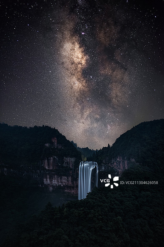 重庆四面山景区望乡台瀑布夜晚星空银河景观图片素材