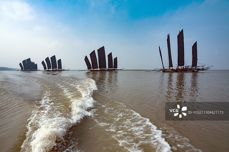 中国江苏省淮安市洪泽湖帆船风光图片素材