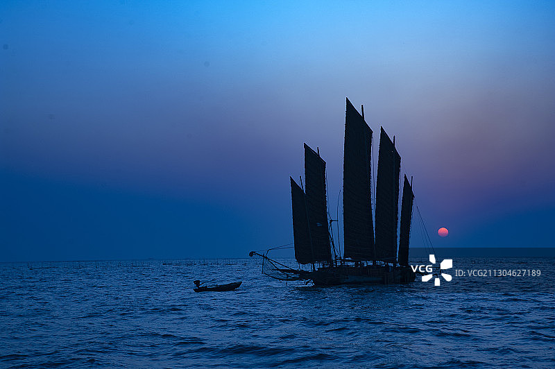 中国江苏省淮安市洪泽湖帆船风光图片素材