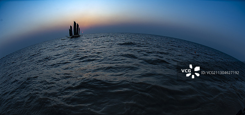 中国江苏省淮安市洪泽湖帆船风光图片素材