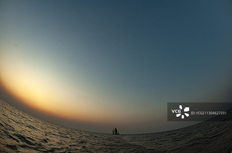 中国江苏省淮安市洪泽湖帆船风光图片素材