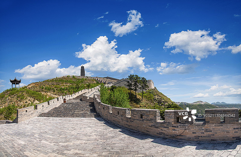 山西忻州市代县雁门关山间里的长城图片素材